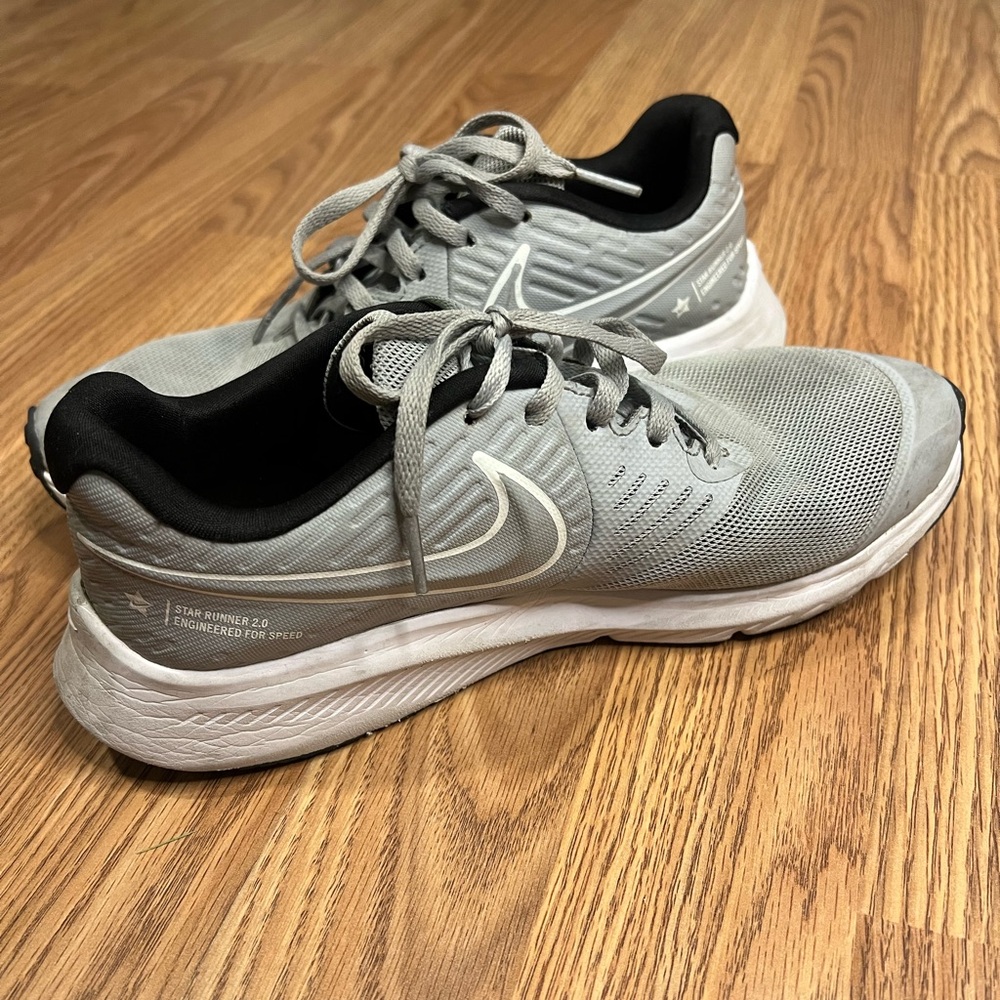 Star Runner Nike Shoes! Size 6Y